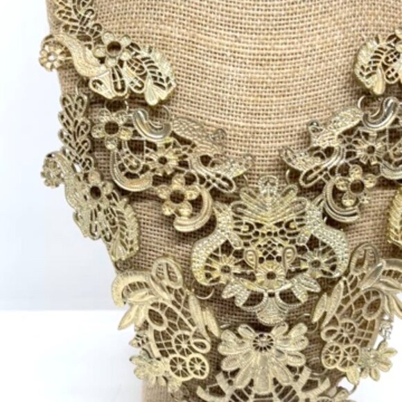 VINTAGE LACE CUT OUT BIB NECKLACE ANTIQUED LIGHT GOLD TONE CHAIN ORNATE FILIGREE - Picture 5 of 15